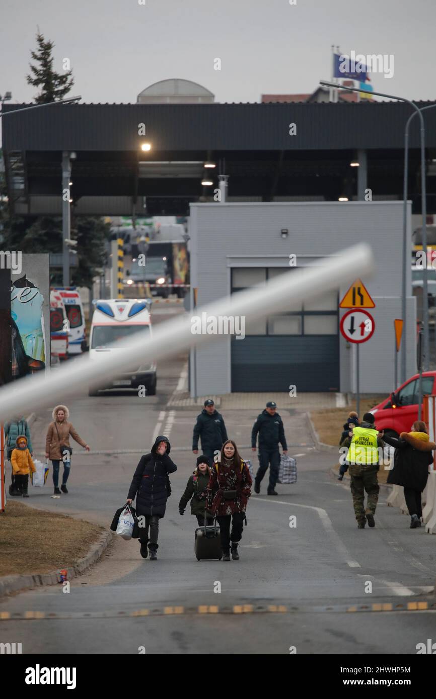 Medyca, Polen. 05. März 2022. Ukrainische Flüchtlinge kommen an der Grenze zu Medyca nach Polen und fliehen vor dem Krieg, den Russland ausgelöst hat, der ihre Gebiete mit Bombenangriffen und Angriffen vom Boden aus trifft. Kredit: Unabhängige Fotoagentur/Alamy Live Nachrichten Stockfoto