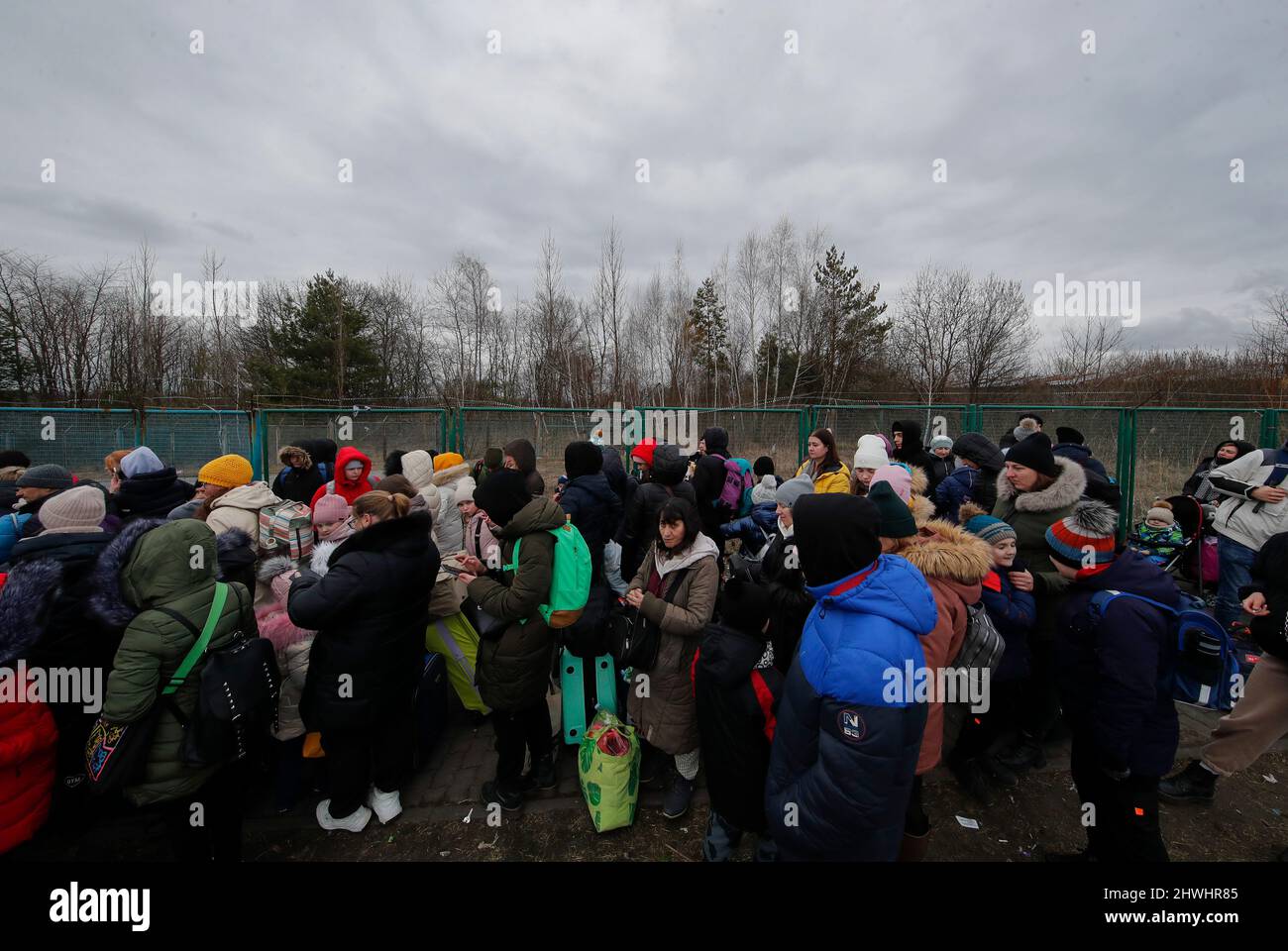 Shehyni, Ukraine. 05. März 2022. Ukrainische Flüchtlinge kommen am Grenzübergang Schehyni in der Ukraine nach Polen und fliehen vor dem Krieg, den Russland mit Bombenangriffen und Angriffen vom Boden aus auf ihre Gebiete entfesselt hat. Kredit: Unabhängige Fotoagentur/Alamy Live Nachrichten Stockfoto