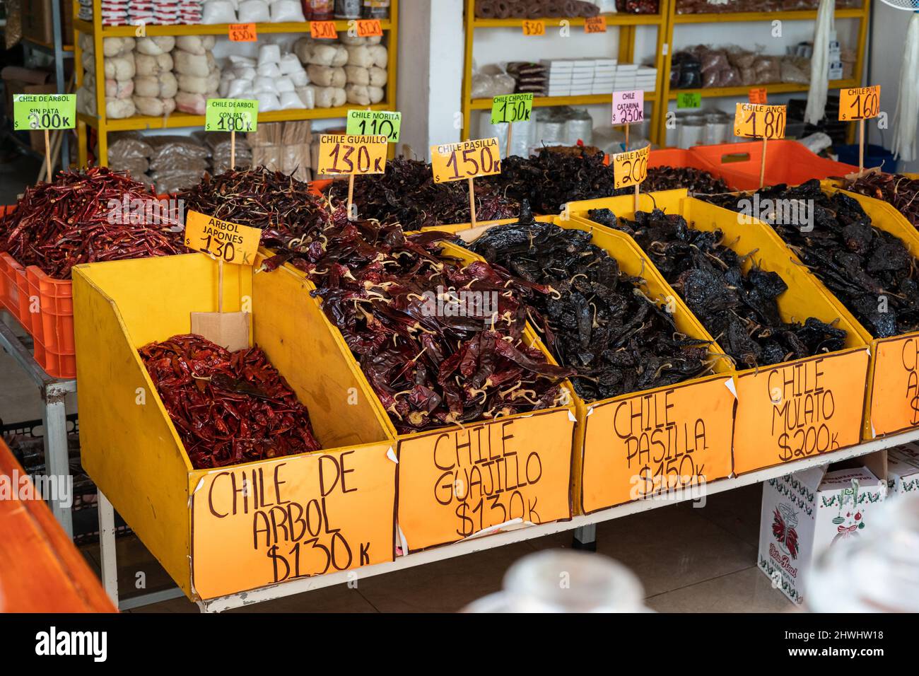 Ausstellung von verschiedenen mexikanischen getrockneten Chilischoten in einem Geschäft, chile de arbol, chile guajilo, chile pasila Stockfoto