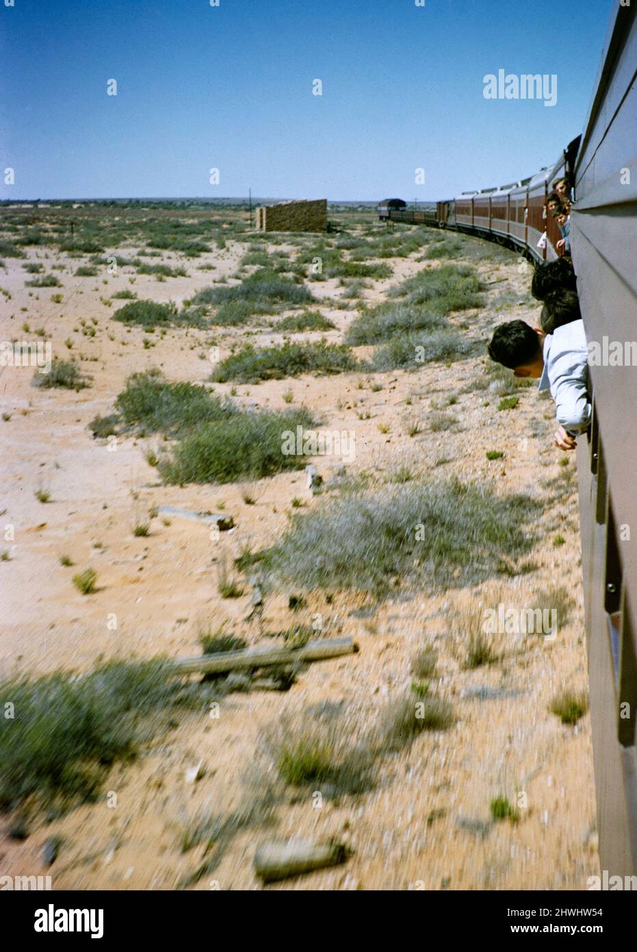 Dieselmotorenzug der Commonwealth Railways mit Personenwagen und Fracht in Outback Desert Area, Northern Territory, Australien 1956 Stockfoto