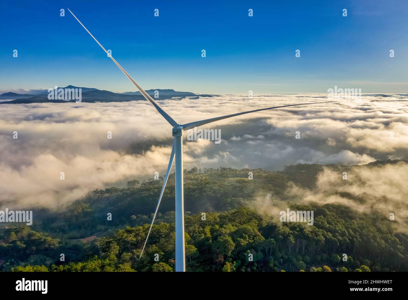 Luftaufnahme von Windmühle oder Windpark im Nebel in CAU DAT Stadt, Da Lat Stadt, Lam Dong, Vietnam Stockfoto