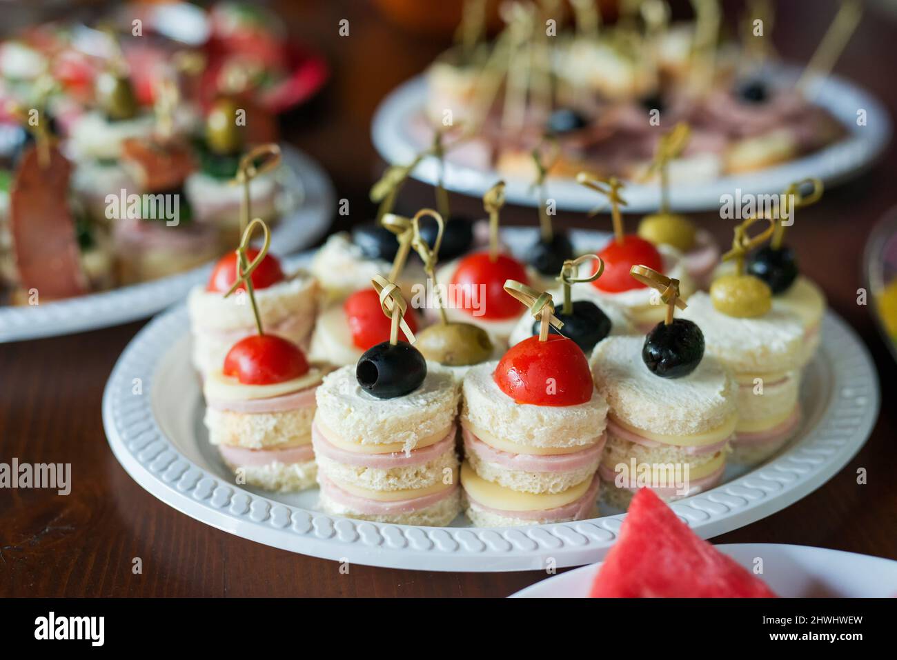 Das Buffet an der Rezeption. Sortiment von Canapes auf Holzbrett. Bankettservice. Catering, Snacks mit verschiedenen Arten von Käse und Fleisch. Partei C Stockfoto