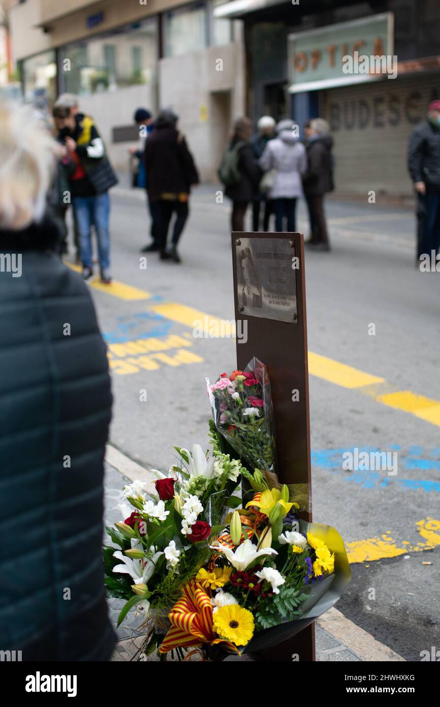 Tarragona, Spanien, 6. 2022. März:: Der Mord an Juan Gabriel Rodrigo Knafo wurde heute mit einer Blumengabe auf dem Monolith gedenkt, der an den Ort erinnert, an dem er 1976 ermordet wurde.Quelle: Christian Creixell/Alamy Live News Stockfoto