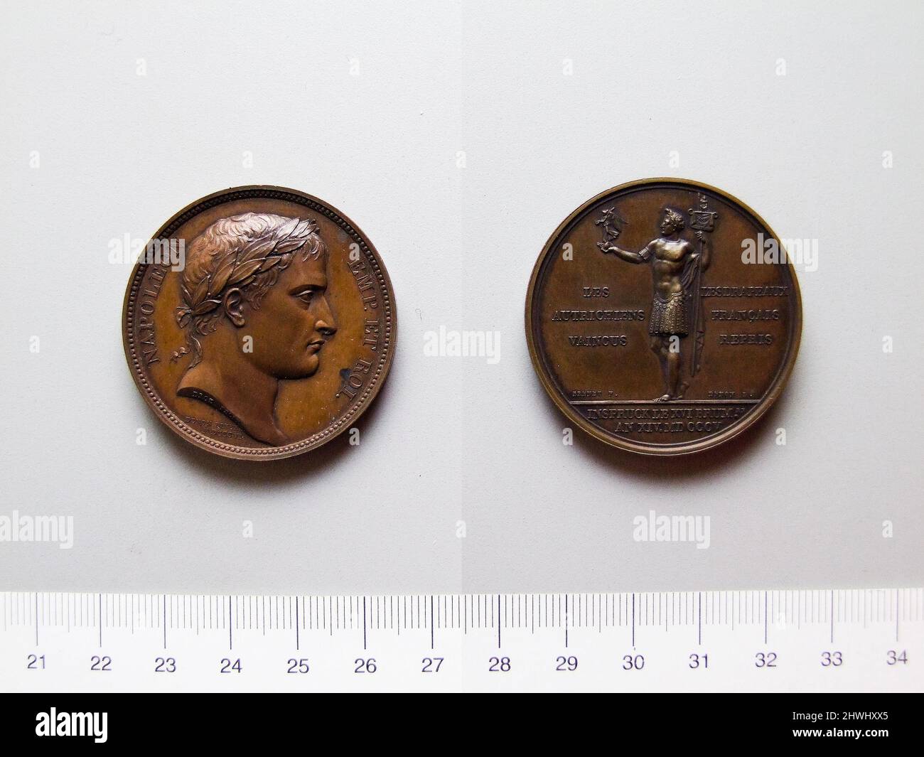 Medaille zur Erinnerung an Napoleons Eroberung Österreichs. Thema: Napoleon Bonaparte, französisch, 1769–1821Maker: Dominique Vivant Denon, französisch, 1747–1825 Künstler: Nicolas Guy Antoine Brenet, französisch, 1773–1846 Künstler: Jean-Pierre Droz, französisch, 1746–1823 Stockfoto