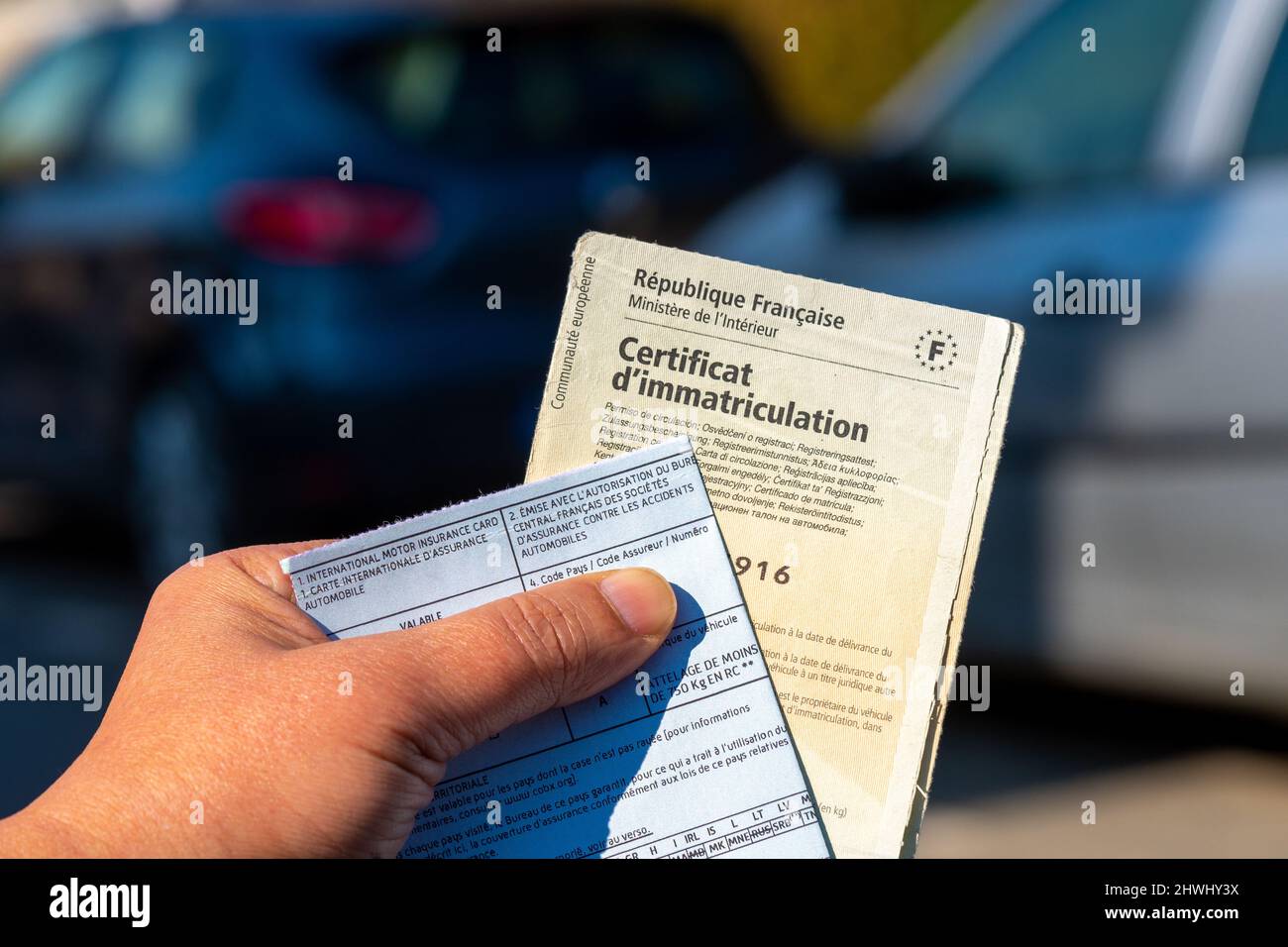 Verwaltungsdokumente für französische Fahrzeuge. Registrierungszertifikat, auch „Carte grise“ genannt, und internationale Versicherungskarte Stockfoto