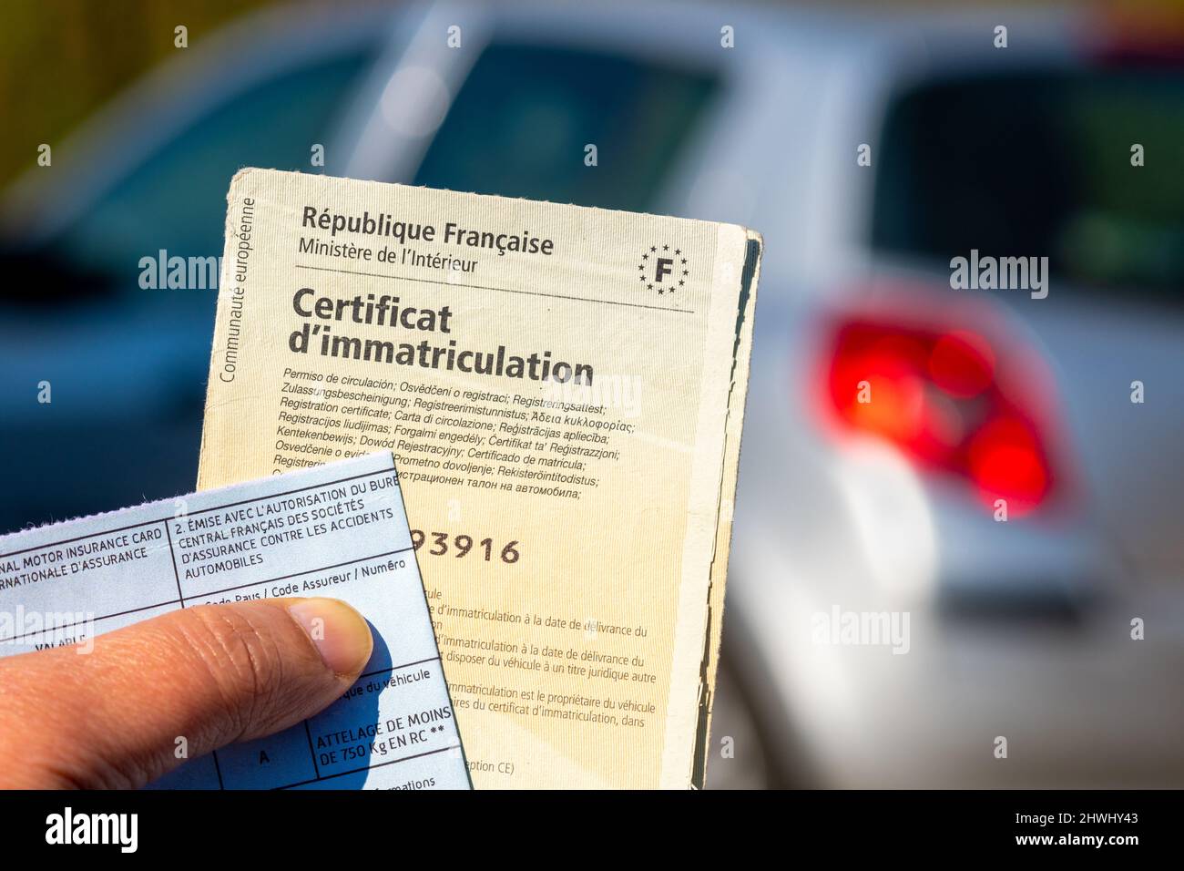 Verwaltungsdokumente für französische Fahrzeuge. Registrierungszertifikat, auch „Carte grise“ genannt, und internationale Versicherungskarte Stockfoto