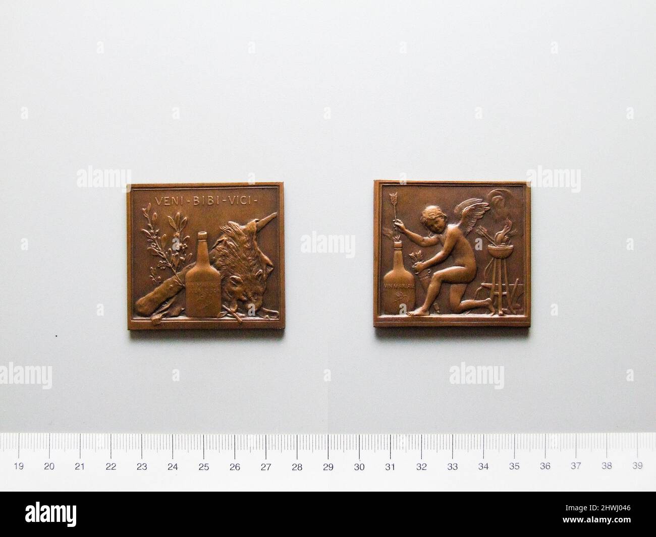 Französische Plaquette Zu Ehren Von Vin Mariani. Künstler: Victor Peter, Französisch, 1840–1918 Stockfoto