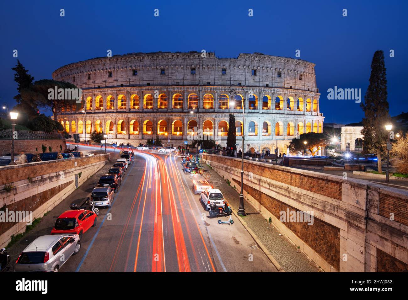 Rom, Italien im Kolosseum bei Nacht. Stockfoto