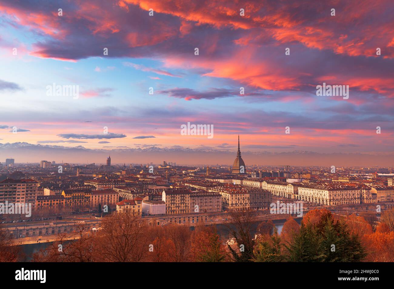 Turin, Piemont, Italien Skyline mit der Mole Antoneliana in der Abenddämmerung. Stockfoto