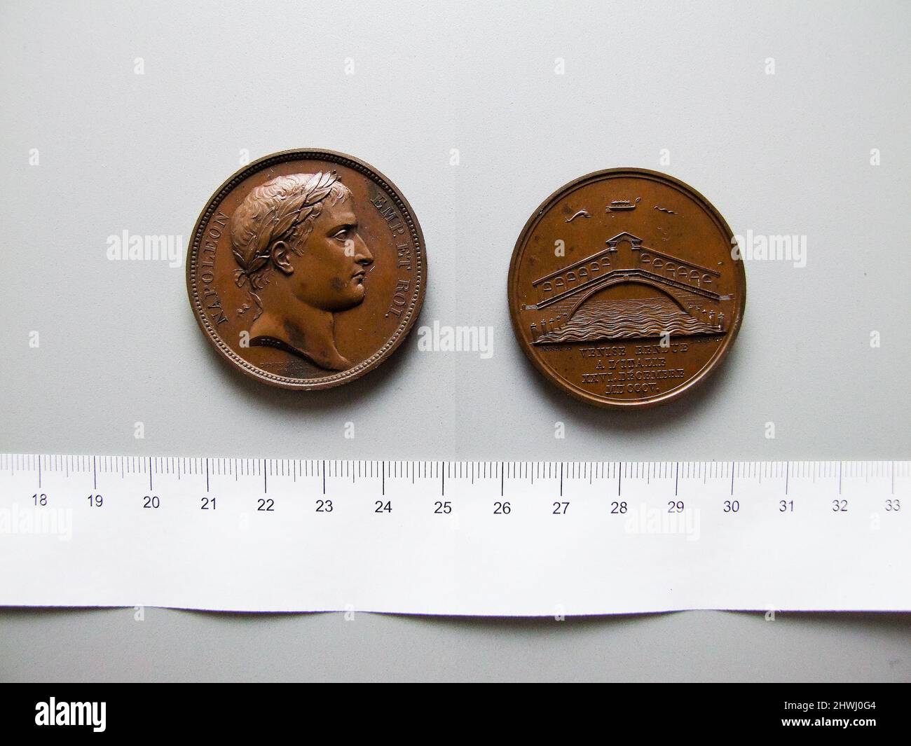 Medaille der Rückkehr Venedigs nach Italien. Honorand: Napoleon Bonaparte, französisch, 1769–1821Engraver: Jean-Pierre Droz, französisch, 1746–1823Engraver: Nicolas Guy Antoine Brenet, französisch, 1773–1846Manufacturer: Dominique Vivant Denon, französisch, 1747–1825 Stockfoto