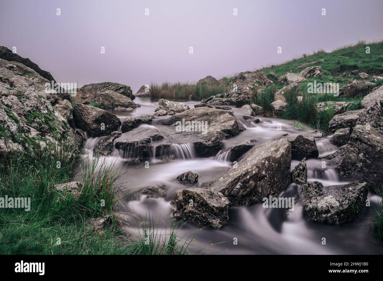 River Stream Flow Zen Grass Rocks Nebel Schottland Natur Stockfoto