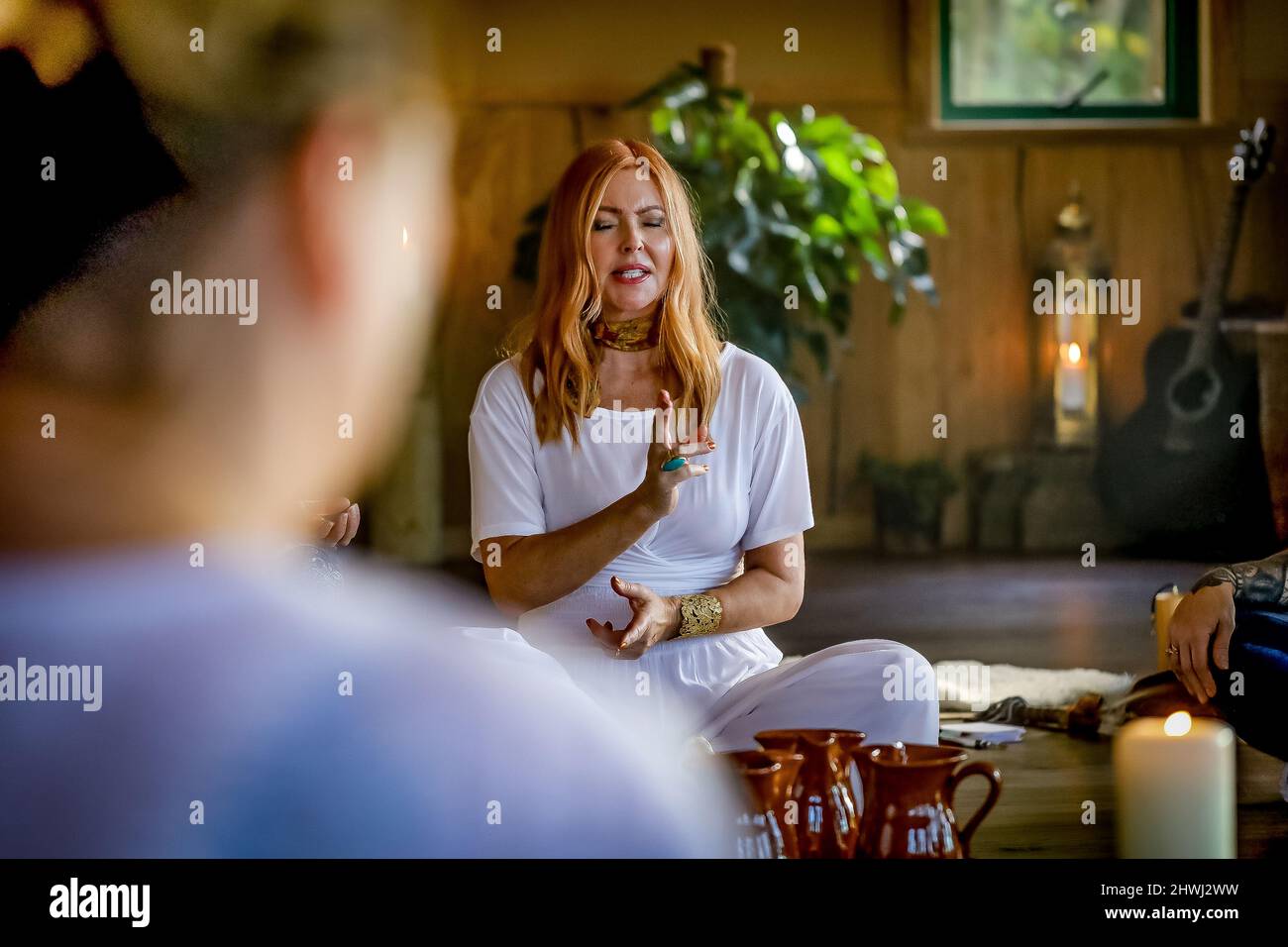 Jacqui Cooper entformt ein Chakra in den Kreis bei einer Kakaozeremonie in ihrem Maloka. Stockfoto