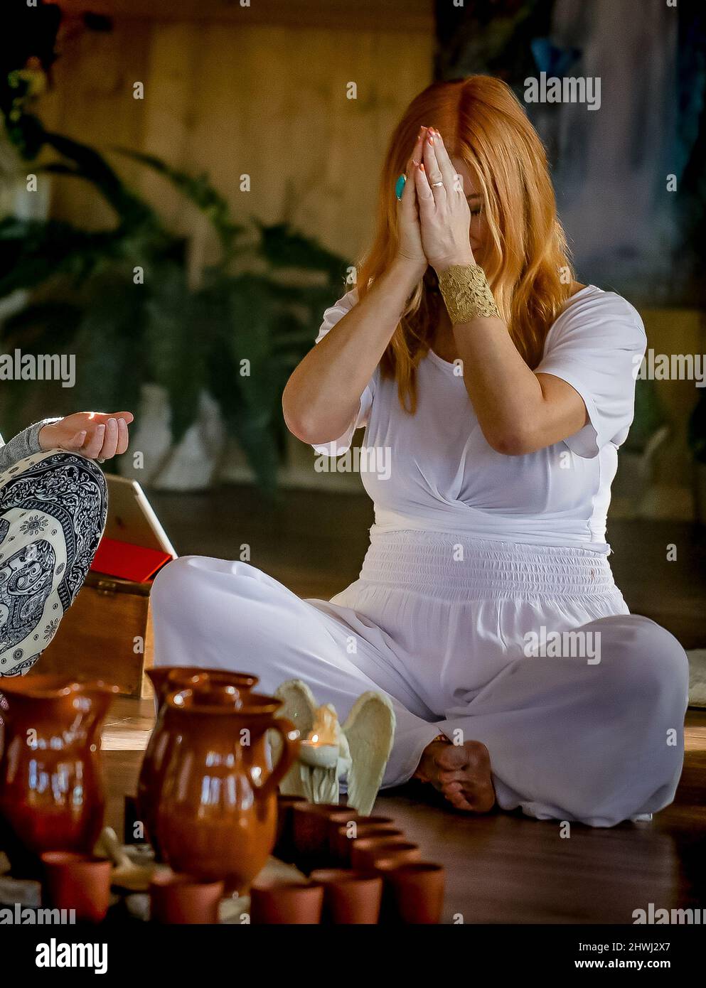 Jacqui Cooper entformte das Chakra des dritten Auges in den Kreis bei einer Kakaozeremonie in ihrem Maloka. Stockfoto