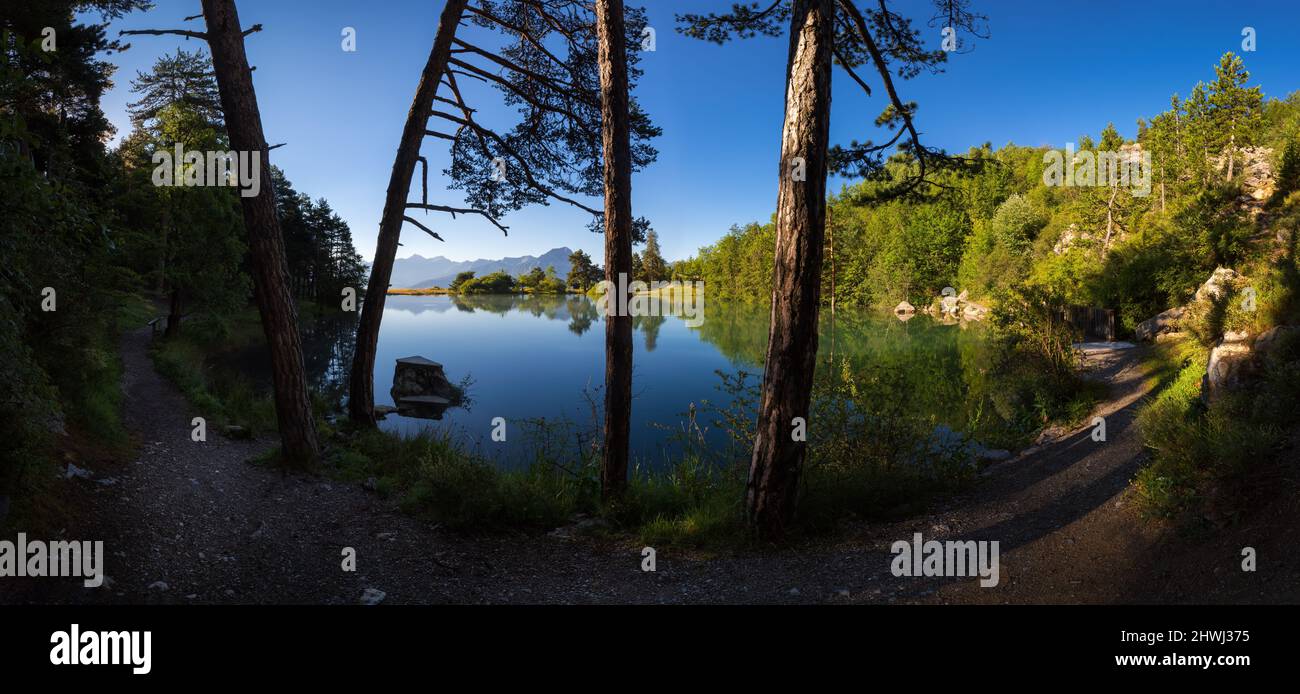Saint-Apollinaire Lake und Grand Morgon bei Sonnenaufgang. Sommer im Ecrins National Park. Hautes-Alpes (Alpen). Frankreich Stockfoto