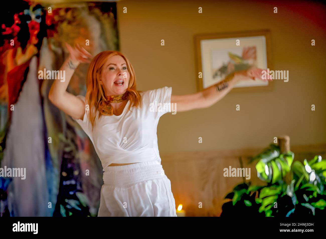 Jacqui Cooper bei einer Energiefreisetzung bei einer Cacao Zeremonie in ihrem Beachyjax Heilzentrum Maloka, mit Sitz in Honley, West Yorkshire, Großbritannien. Stockfoto