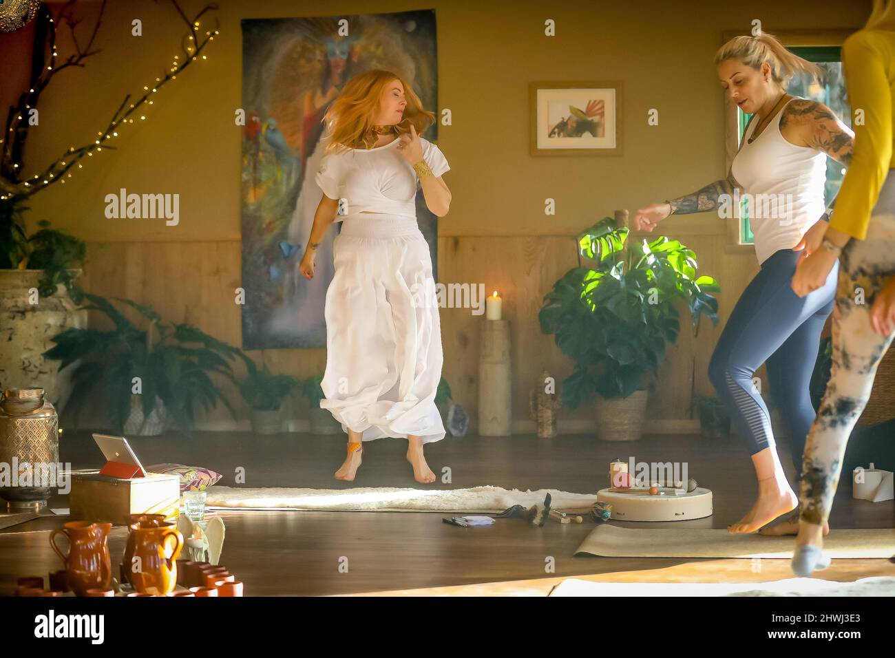 Jacqui Cooper bei einer Energiefreisetzung bei einer Cacao Zeremonie in ihrem Beachyjax Heilzentrum Maloka, mit Sitz in Honley, West Yorkshire, Großbritannien. Stockfoto