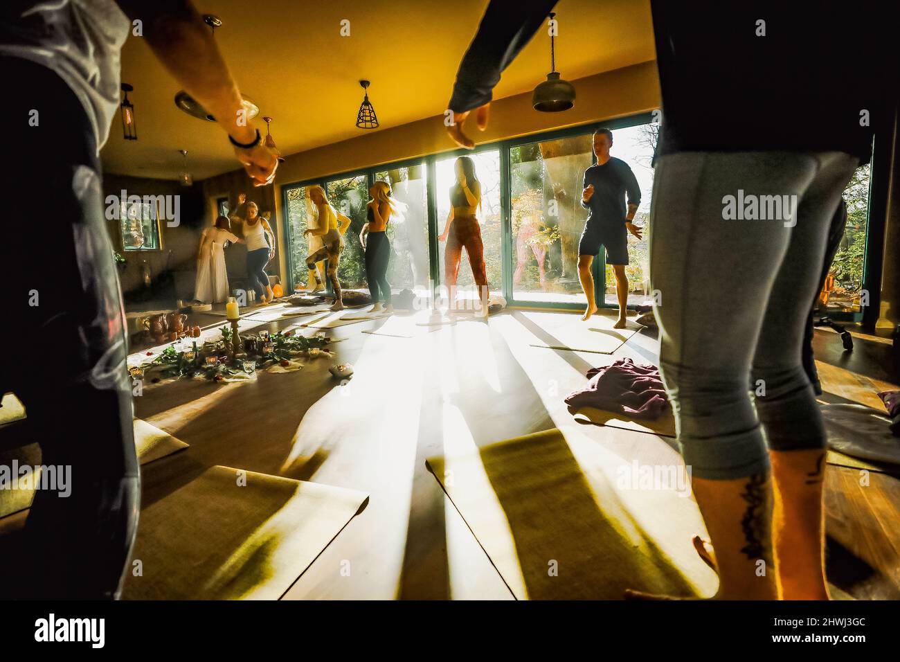 Mitglieder des Kreises geben bei einer Cacao-Zeremonie im Heilzentrum Maloka von Beachyjax, in Honley, West Yorkshire, Großbritannien, Energie frei. Stockfoto