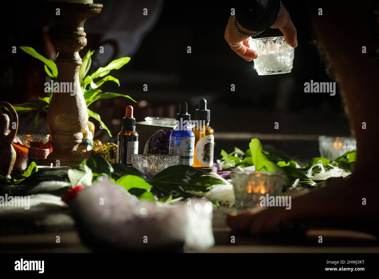 Eine Absicht wird bei einer Zeremonie in Cacao im Beachyjax Healing Hub Maloka mit Sitz in Honley, West Yorkshire, Großbritannien, geschaffen. Stockfoto