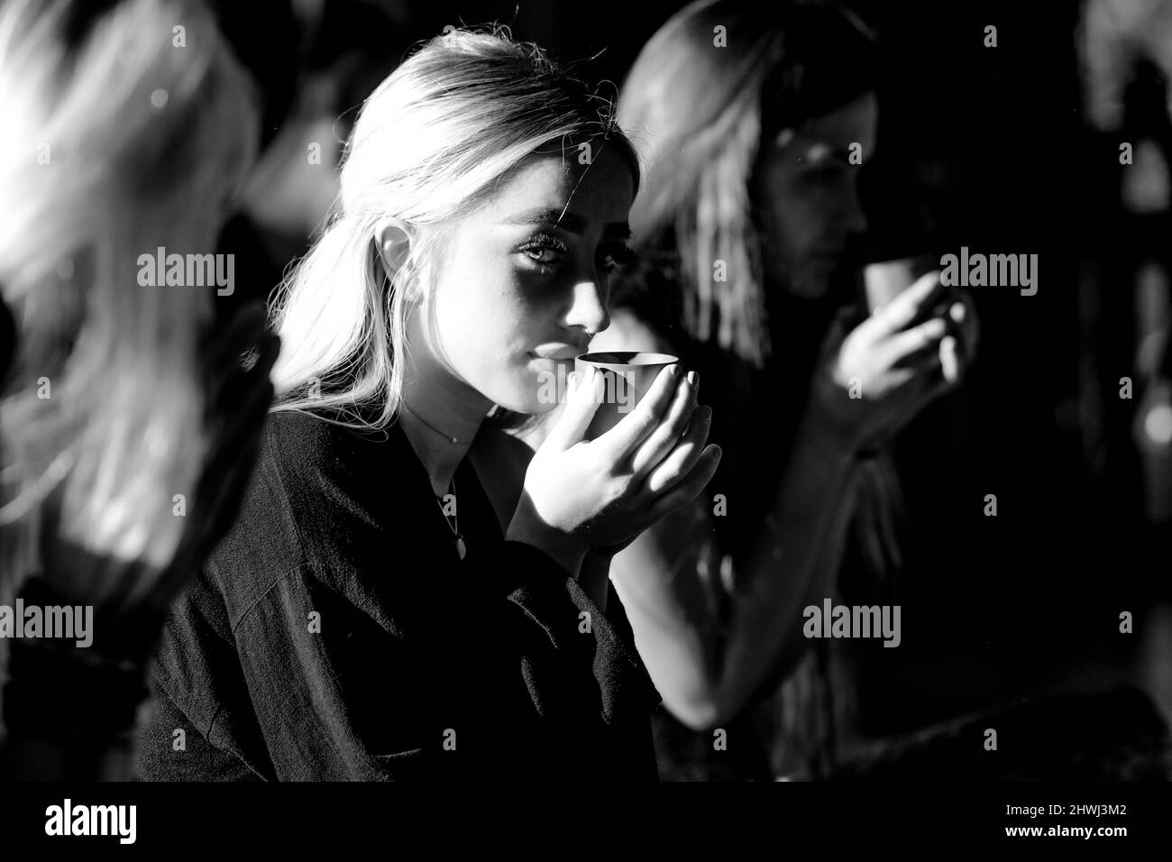 Eine Frau aus den 20er Jahren trinkt aus ihrem Kakaobecher bei einer Kakaozeremonie im Heilzentrum von Beachyjax, Maloka, mit Sitz in Honley, West Yorkshire, Großbritannien. Stockfoto