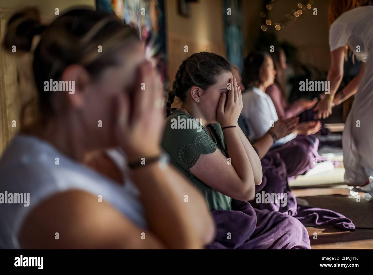 Eine junge europäische Frau, die Aqua de florida in einem Maloka riecht, mit Sitz in Honley, West Yorkshire, Großbritannien. Stockfoto