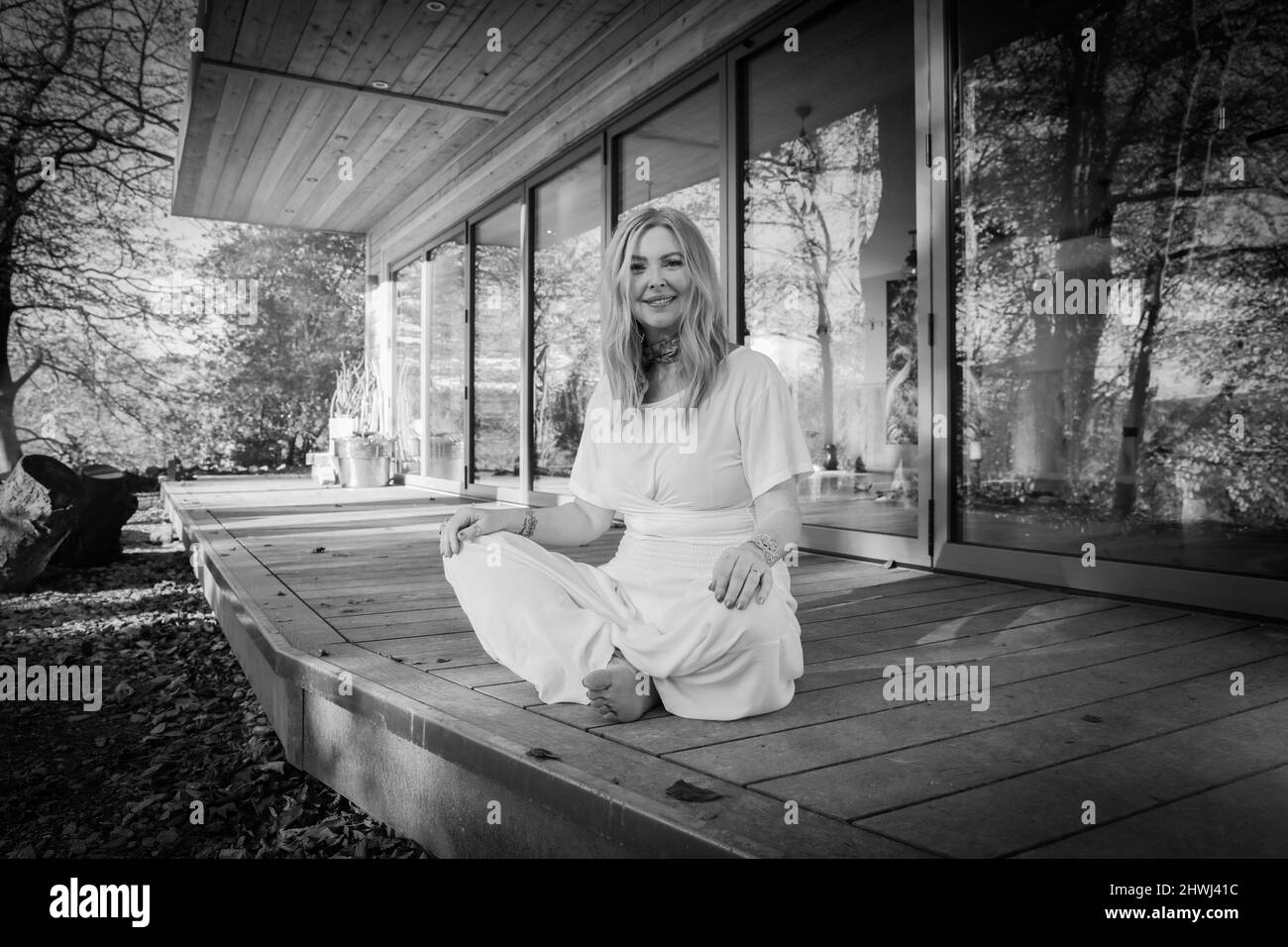 Jacqui Cooper von Beachyjax Healing Hub posiert vor ihrem neu gebauten Maloka. Jacqui ist eine erfahrene Praktizierende, die mit Geist, Körper und Spiri arbeitet Stockfoto