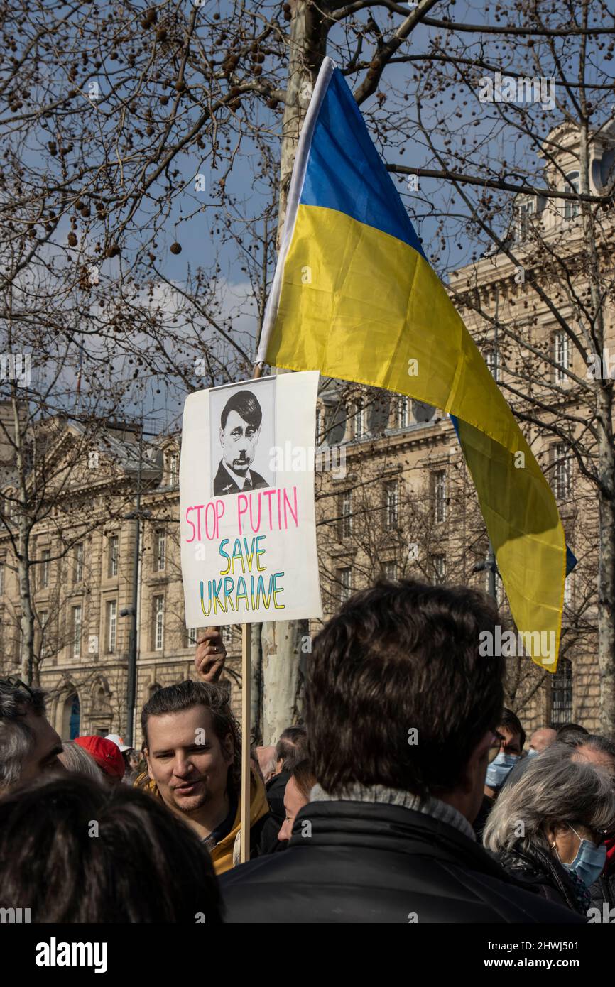 03/05/2022 - Paris - Demonstration gegen den russischen Einmarsch in die Ukraine Stockfoto