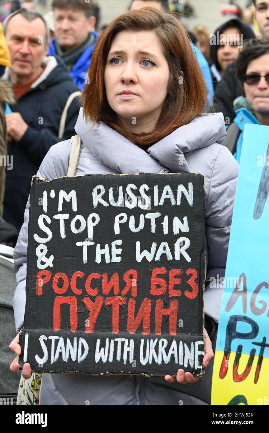 Stehen Sie mit der Ukraine-Kundgebung, einem russischen Bürger, der gegen den Krieg in der Ukraine protestiert. Trafalgar Square, London. VEREINIGTES KÖNIGREICH Stockfoto