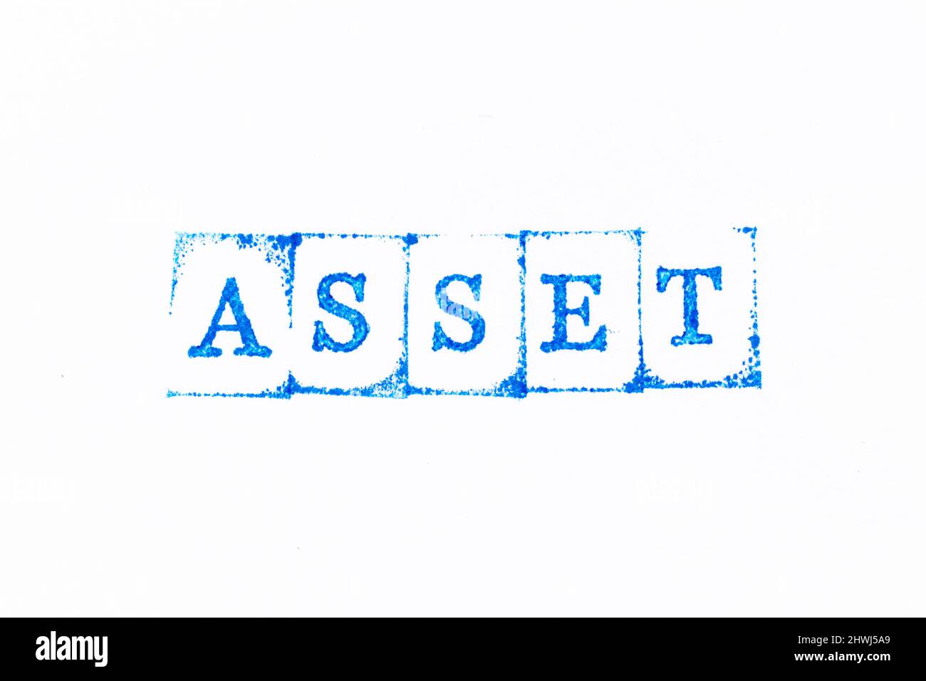 Blauer Farbtinte Gummistempel in Wort Asset auf weißem Papierhintergrund Stockfoto
