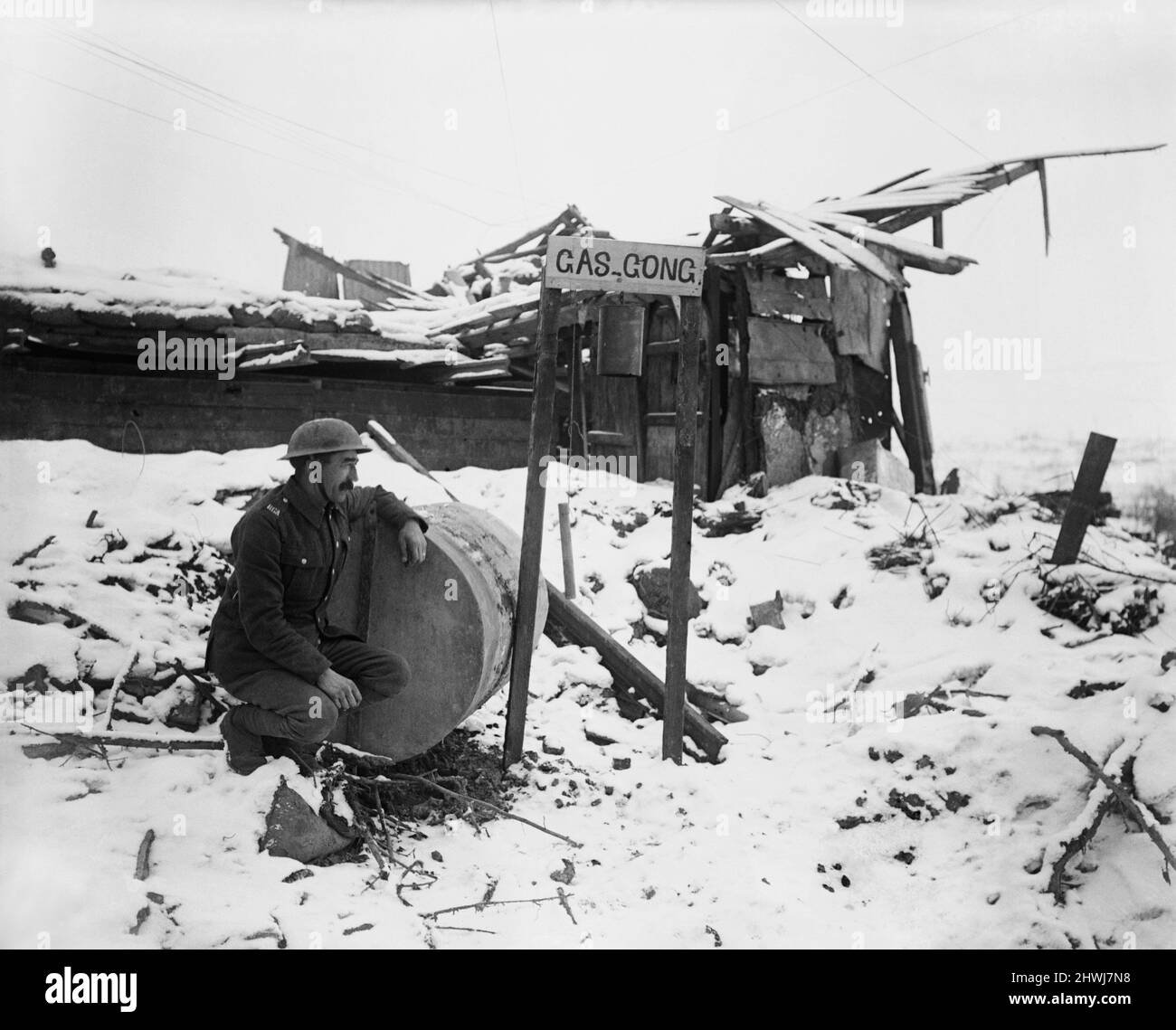 Gassenwache der Royal Garrison Artillery im Wachdienst mit seinem Gas gong. Combles, März 1917. Stockfoto