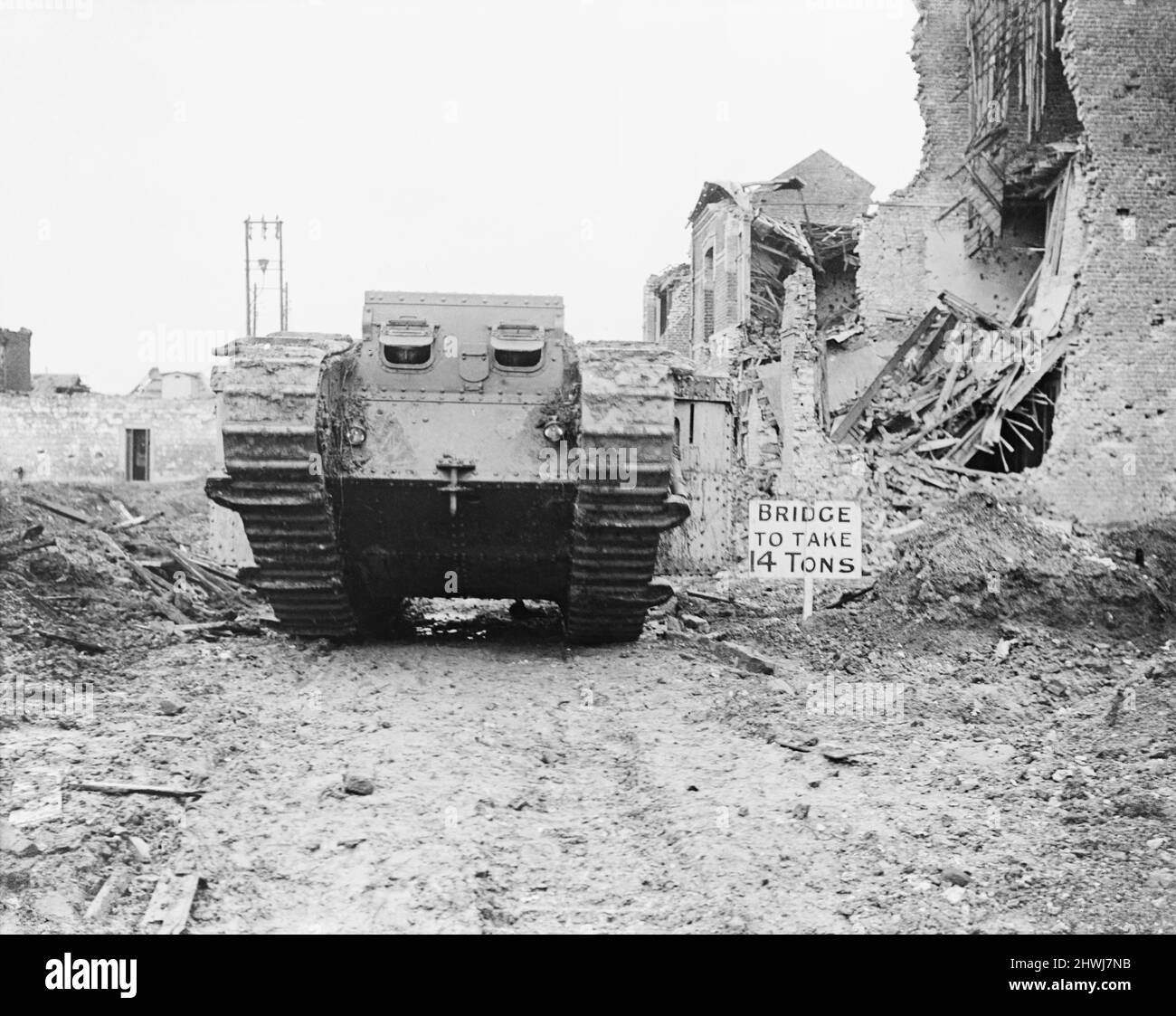 Mark II Panzer 'Lusitania' der Panzerbrigade von 1., die auf einer zerstörten Straße in Arras vorwärtsgeht, 10. April 1917. Stockfoto