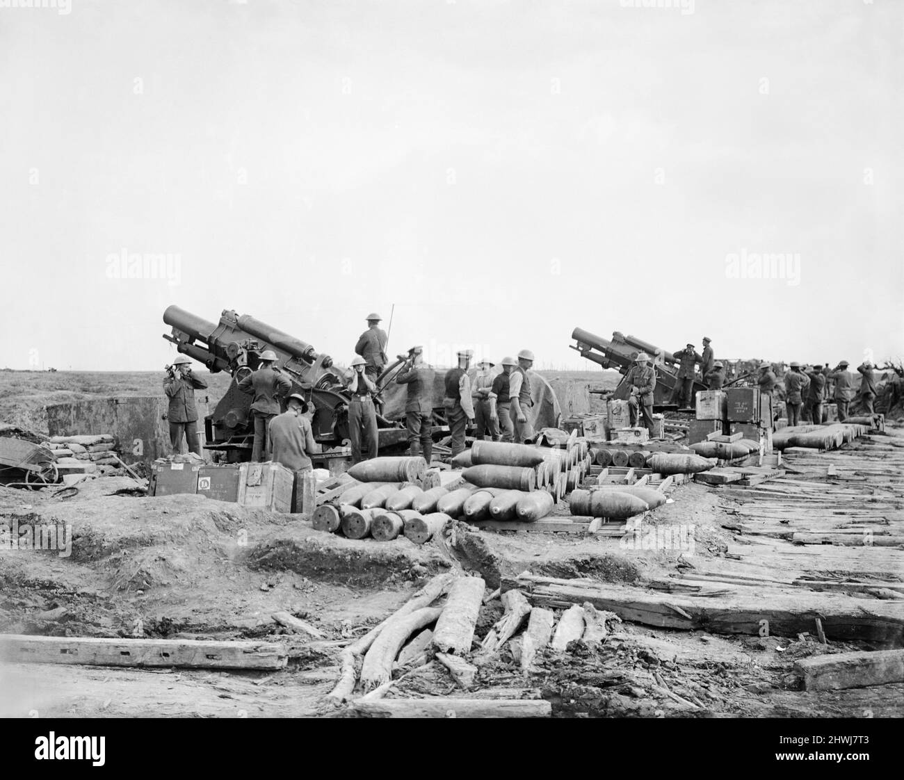 Zwei 9,2-Zoll-Haubitze der Royal Garrison Artillery in Guillemont, die am 4. Oktober 1917 während der Schlacht von Passchendale abfeuern werden Stockfoto