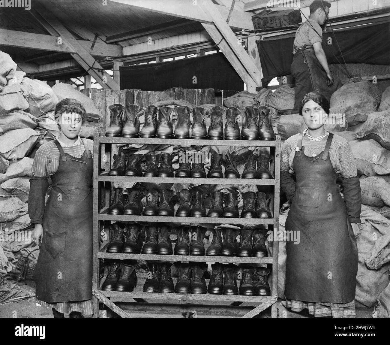 Die britische Armee an der Westfront 1914-1918 Sortieren von Stiefeln, die in einer Armeestuckreparaturwerkstatt in Calais repariert werden sollen. Sie tarnt sich mit 30.000 Paaren pro Woche. Stockfoto