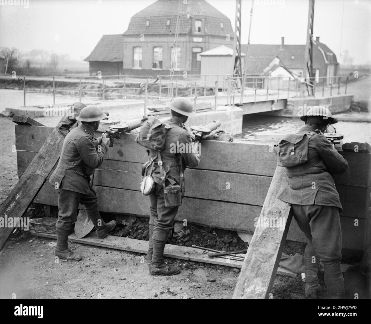 Britische Lewis-Schütze bei einer Barrikade an einer Brücke über den Lys-Kanal bei Marquois, 13. April 1918, während der Schlacht um Lys (Operation Georgette) Stockfoto