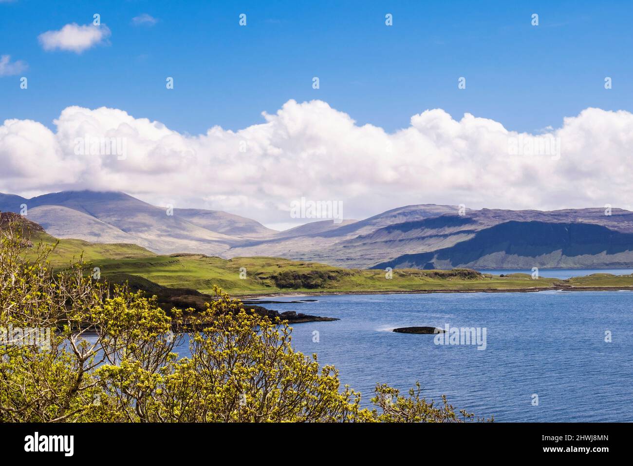 Blick über Loch Tuath zum wolkenbedeckten Ben More Berg. Fanmore, Isle of Mull, Argyll and Bute, Inner Hebriden, Western Isles, Schottland, Großbritannien Stockfoto