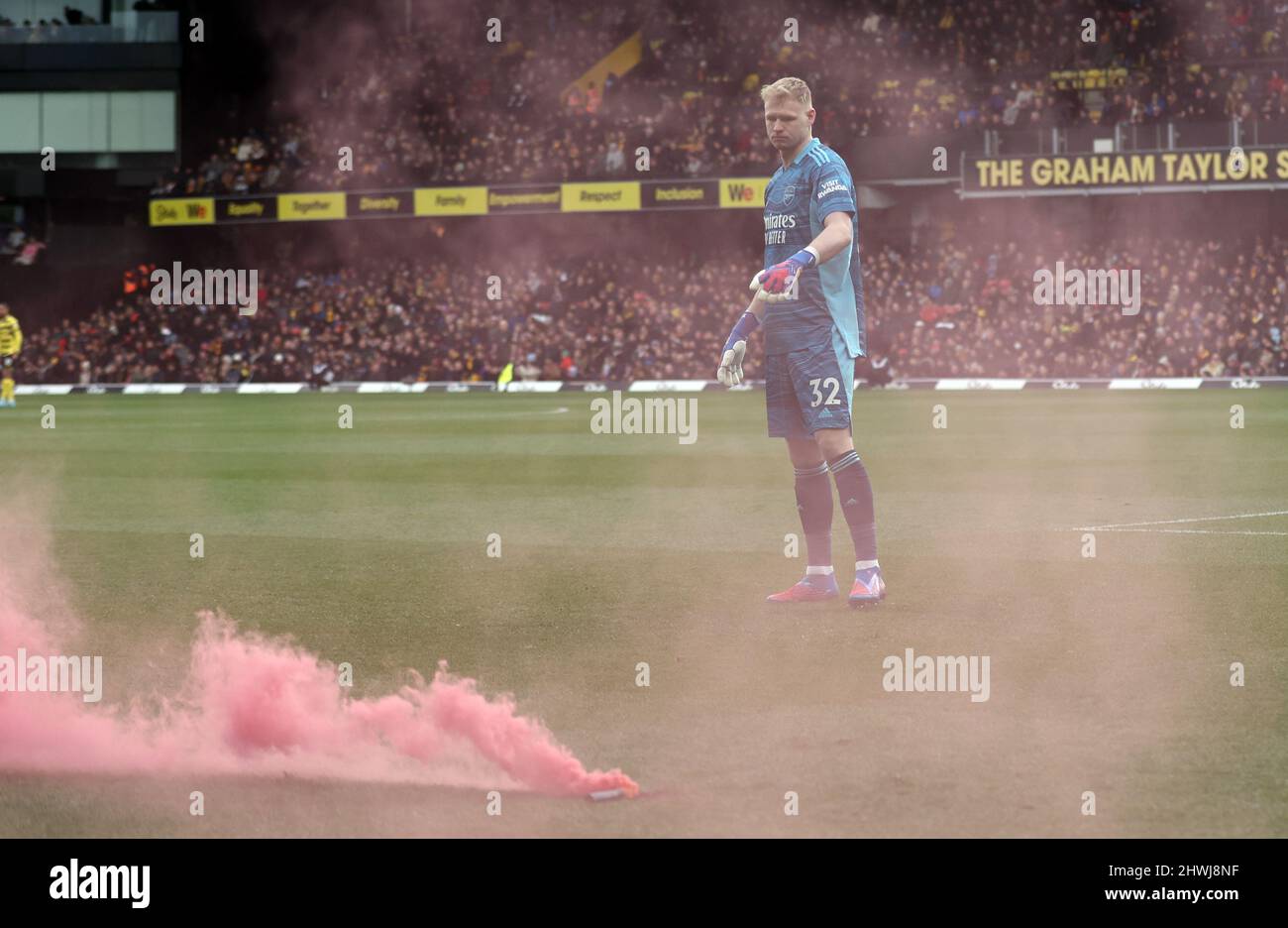 Watford, Großbritannien. 6. März 2022. Aaron Ramsdale von Arsenal befasst sich mit einer Rauchbombe, die während des Spiels der Premier League in der Vicarage Road, Watford, auf das Spielfeld geworfen wurde. Bildnachweis sollte lauten: David Klein/Sportimage Kredit: Sportimage/Alamy Live News Stockfoto