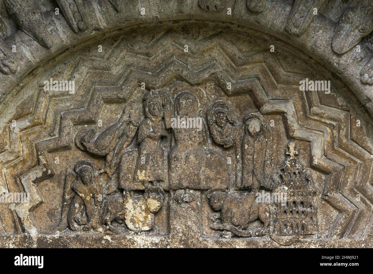 Quenington, Gloucestershire, England, Großbritannien. Maria wird von ihrem Sohn Jesus als Königin des Himmels gekrönt, während sie auf einem breiten Thron sitzen, umgeben von Symbolen der vier Evangelisten. Stockfoto