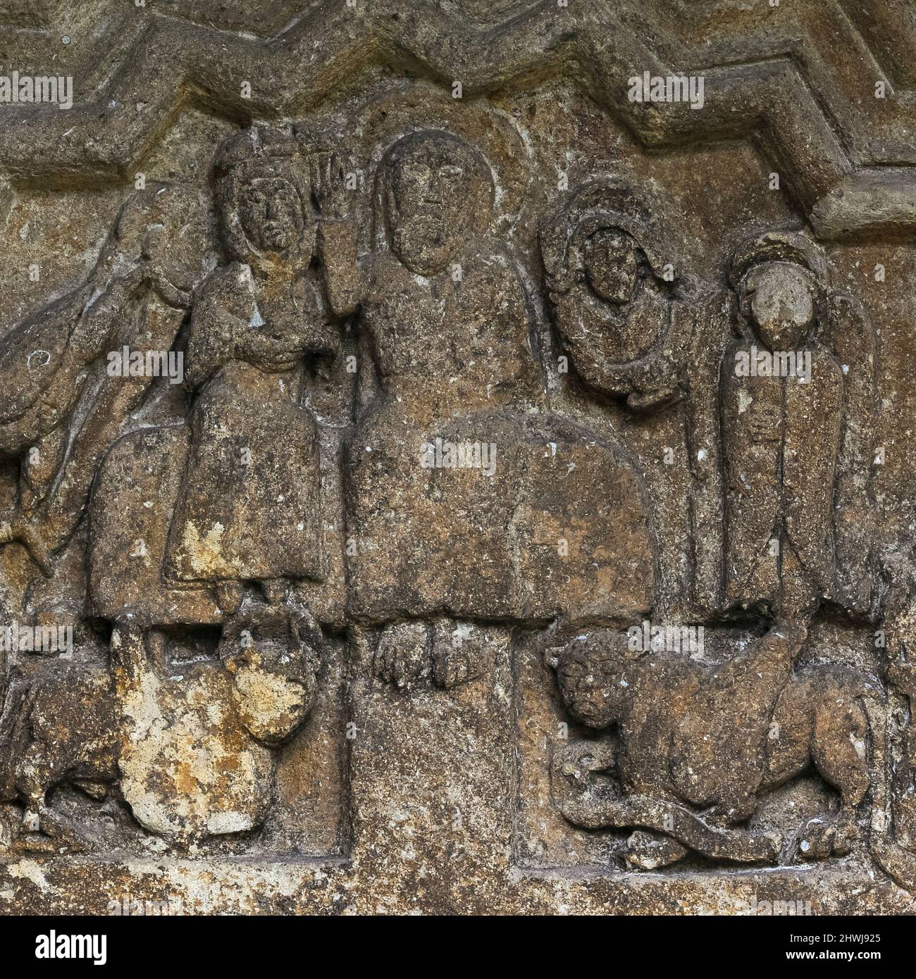In diesem quadratischen Detail einer romanischen Skulptur aus dem 12.. Jahrhundert, die als Europas frühestes Beispiel einer Krönung der Jungfrau gilt, wird die hl. Maria von ihrem Sohn Jesus Christus als Königin des Himmels gekrönt. Sie ist in Cotswold-Stein auf der Pfarrkirche St. Swithin in Quenington, Gloucestershire, England, Großbritannien, geschnitzt. Stockfoto