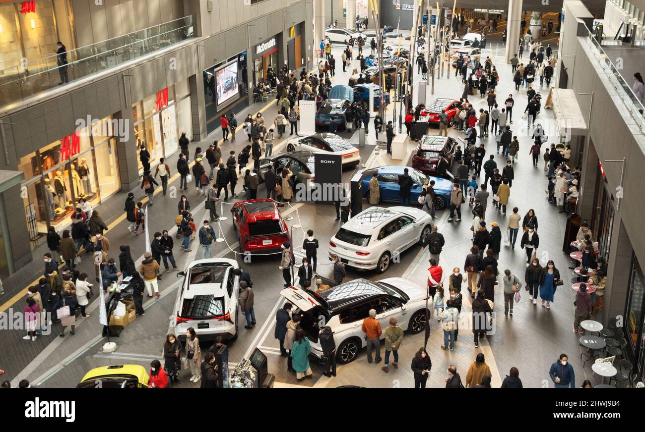 Tokio, Japan. 06. März 2022. Besucher bewundern die Elektrofahrzeuge bei einer Veranstaltung in Tokio, Japan, am Sonntag, den 6. März 2022. Bei dieser Veranstaltung werden elektrische, Wasserstoff-Brennstoffzellen- und Plug-in-Hybrid-Elektrofahrzeuge von 14 Unternehmen gezeigt. Foto von Keizo Mori/UPI Credit: UPI/Alamy Live News Stockfoto