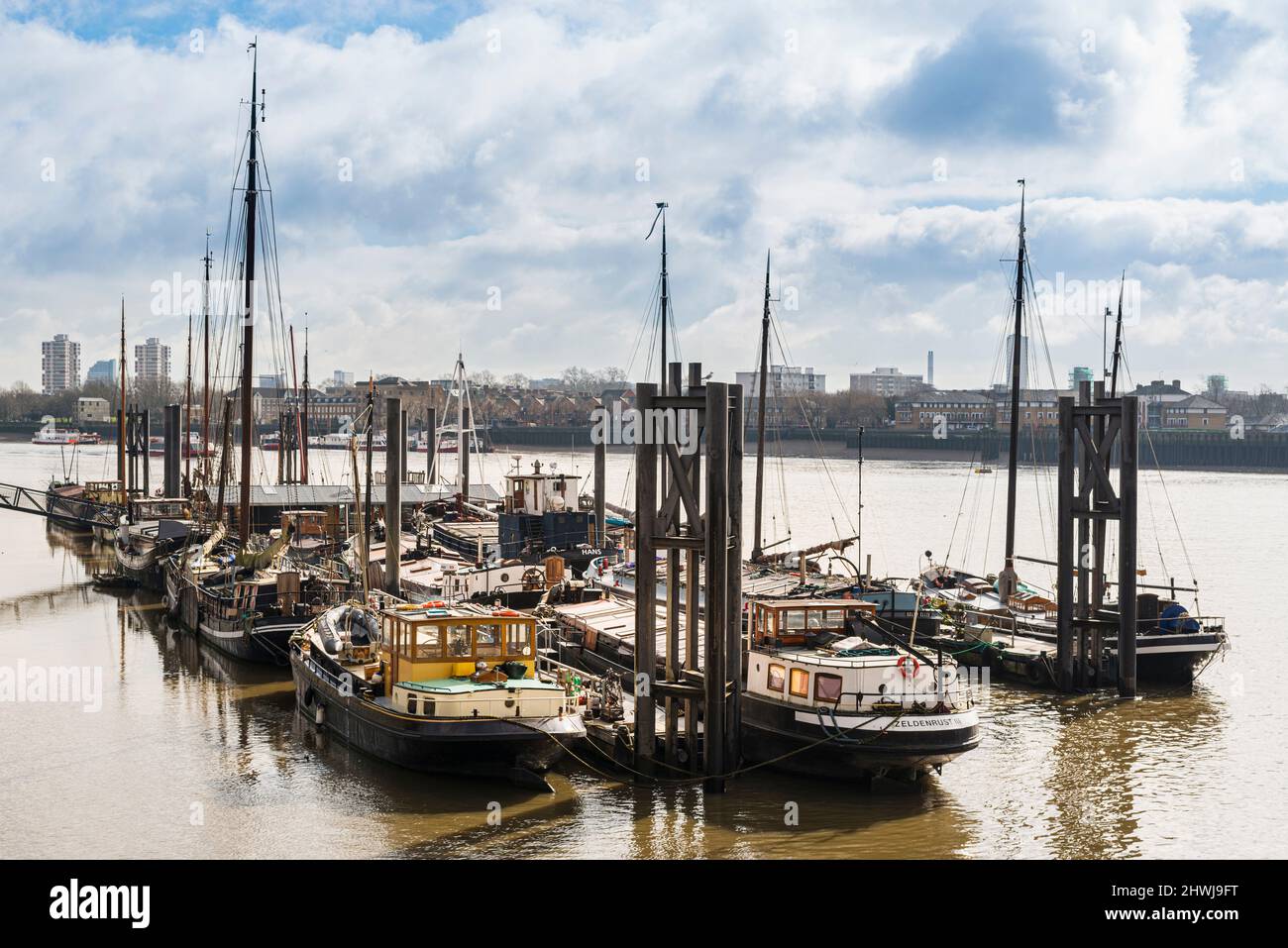 Segelschiffe an der Hermitage Community Moorings an der Themse in London. Stockfoto