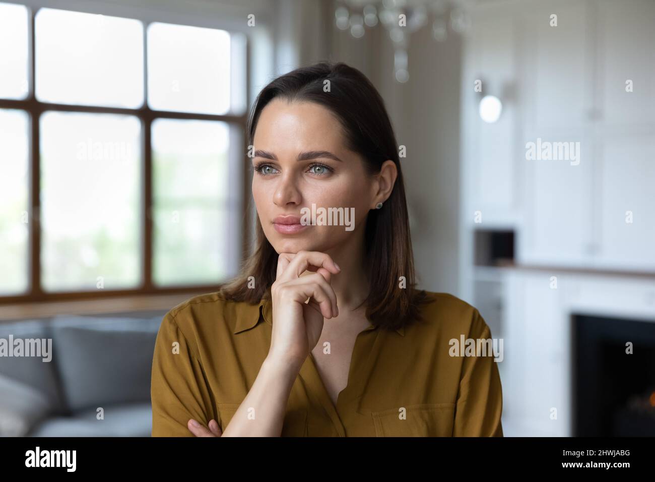 Kopfschuss Porträt nachdenkliche Frau berühren Kinn Blick in die Ferne Stockfoto
