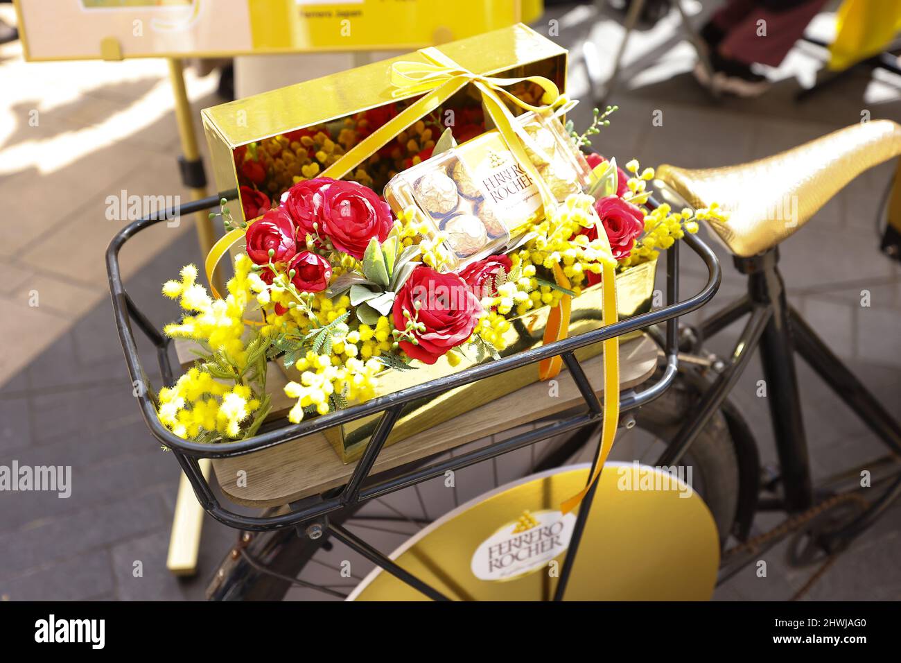 Tokio, Japan. 06. März 2022. Die „MIMOSA FESTA 2022“ wird stattfinden. Die Mimosa Fair fand in der „La Cittadella“ im Bahnhof Kawasaki statt. Die Zeltöffnungen sind von März 5 bis März 6 begrenzt. Die Einrichtung und die Stadt werden vom 15. Februar bis 13. März Gastgeber der Veranstaltung sein. Die ganze Stadt wird Mimosen in Erwartung des Internationalen Frauentags genießen. Am 6. März 2022 in Kanagawa, Japan. (Foto von Kazuki Oishi/Sipa USA) Quelle: SIPA USA/Alamy Live News Stockfoto