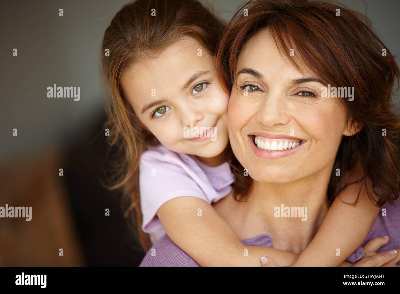 Zu Hause ist, wo deine Mutter ist. Porträt einer Mutter, die Zeit mit ihrem entzückenden kleinen Mädchen verbringt. Stockfoto