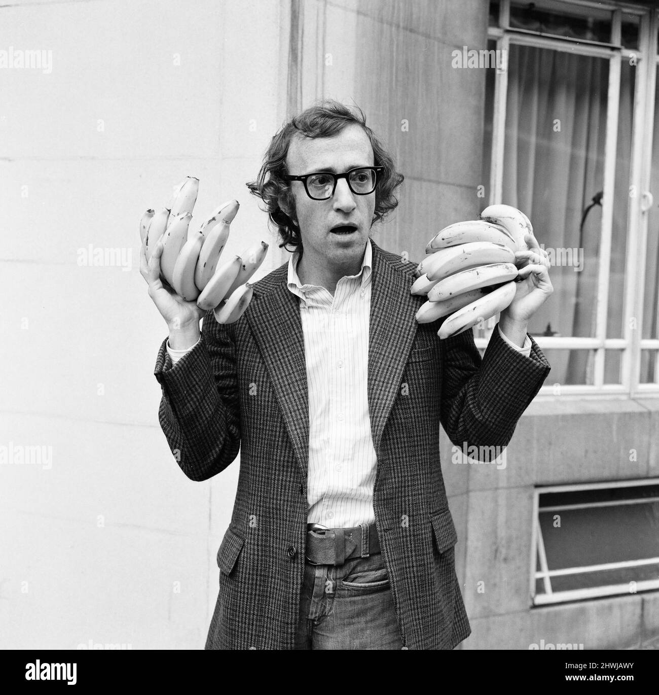 Woody Allen, Komiker, Schauspieler und Schriftsteller, in London, um für seinen neuen Film Bananas zu werben, der vor dem Dorchester Hotel, London, 21.. Juli 1971, abgebildet wurde. Stockfoto