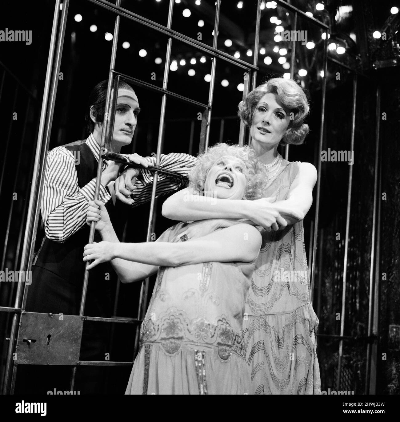 Die Threepenny Opera wird am 10.. Februar im West End im Prince of Wales Theatre eröffnet. Mack the Knife oder Macheath, gespielt von John Melia, wird eingesperrt, während vor Polly Peachum (Vanessa Redgrave) und Lucy (Barbara Windsor) kämpfen. 8.. Februar 1972. Stockfoto