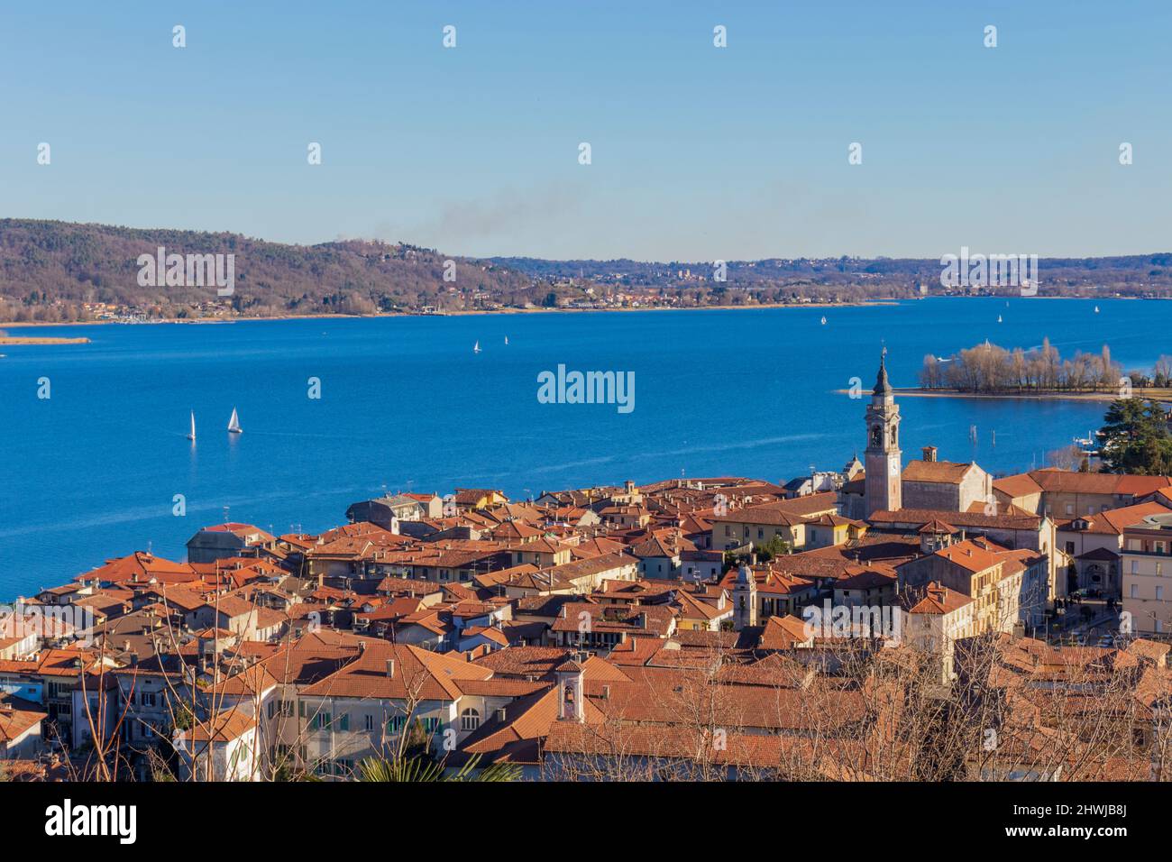 Luftaufnahme der Stadt Arona (Piemont, Italien). Die Stadt Arona ist eine der berühmtesten Städte des Lago Maggiore. Stockfoto