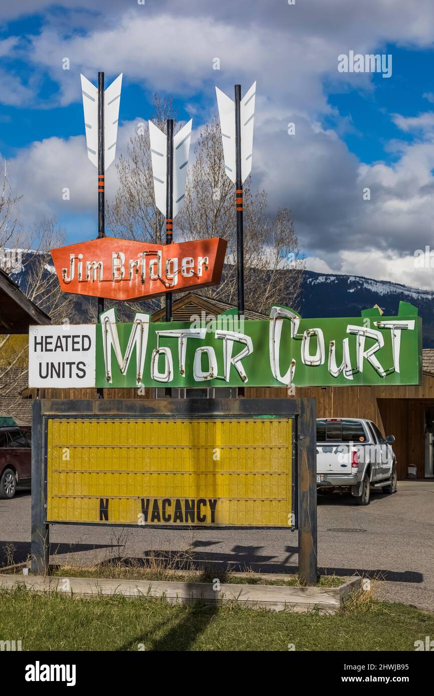 Jim Bridger Motor Court Sign in the Yellowstone National Park Gateway Community of Gardiner, Montana, USA [Keine Eigentumsfreigabe; redaktionelle Lizenzierung an Stockfoto