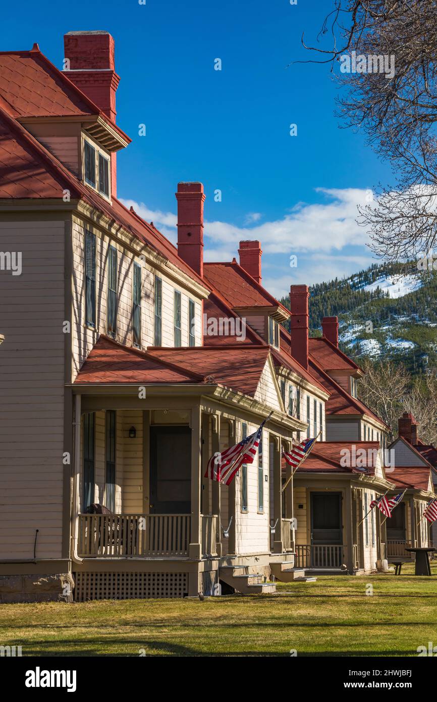 Armeegebäude, die einst für Offiziershauptquartiere und andere Funktionen im Fort Yellowstone National Historic Landmark im Yellowstone National Park, W, genutzt wurden Stockfoto