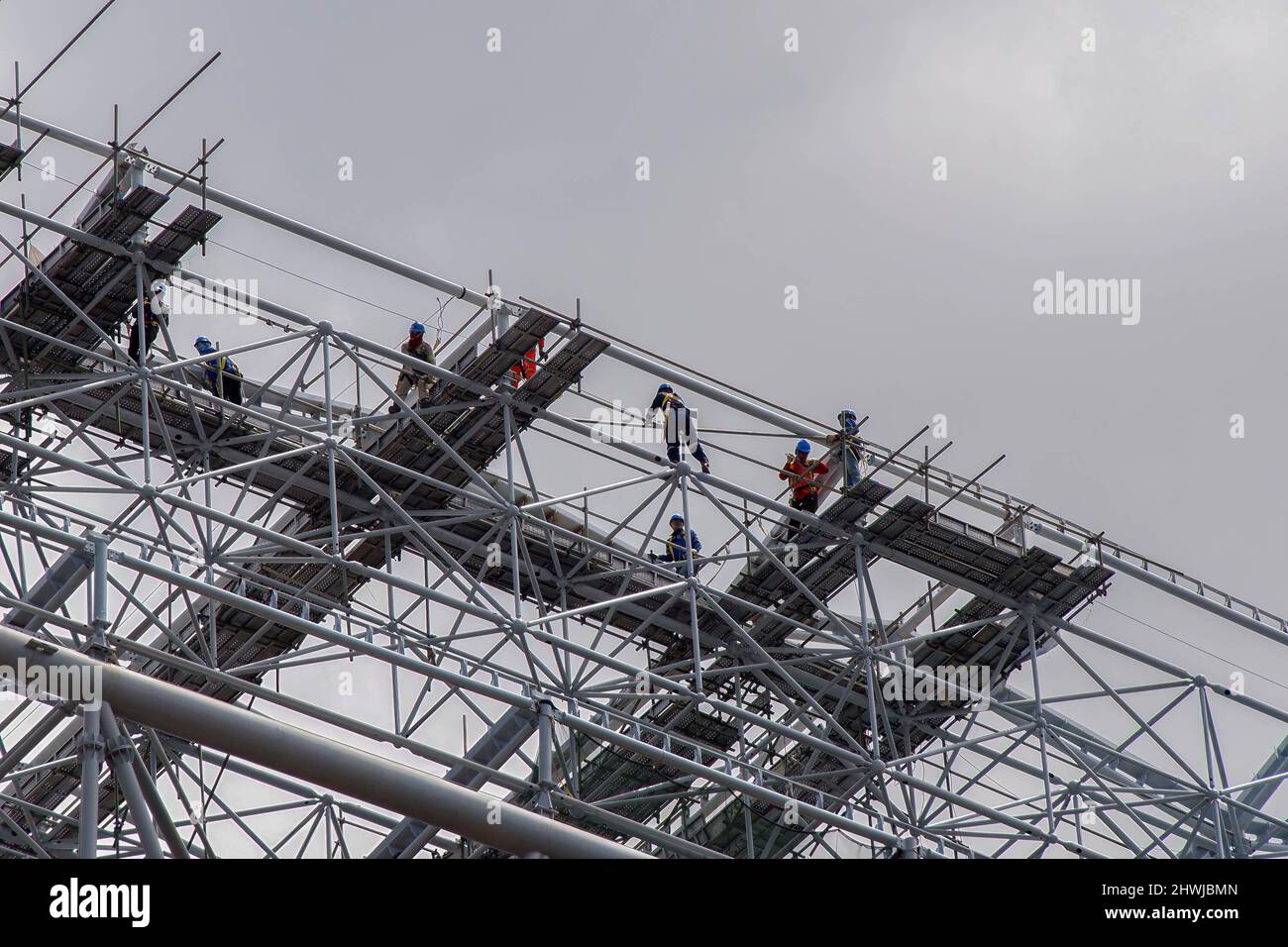 Arbeiter werden gesehen, wie sie das Dach des Stadions kontrollieren. Entwicklungsfortschritt des Jakarta International Stadions, der Bau hat 97 Prozent erreicht und sein Ziel bis Ende März abgeschlossen werden soll. Stockfoto