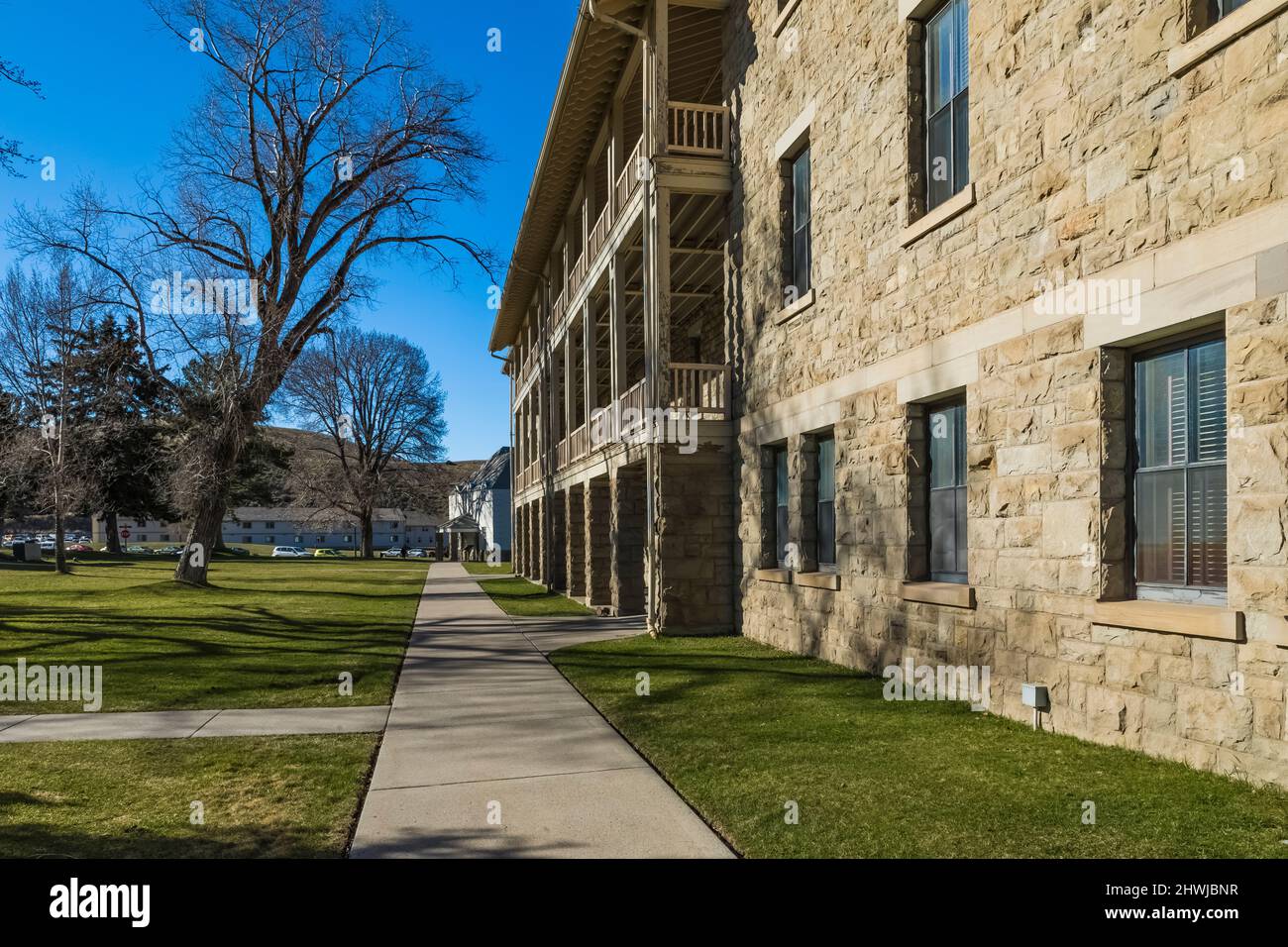 Park Administration Building, einst eine Kavallerie-Kaserne, in Fort Yellowstone National Historic Landmark im Yellowstone National Park, Wyoming, USA Stockfoto