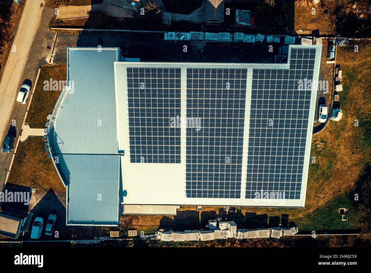 Moderne erneuerbare Solaranlage auf dem Dach eines modernen Produktionsgebäudes in Bosnien und Herzegowina, Europa Stockfoto